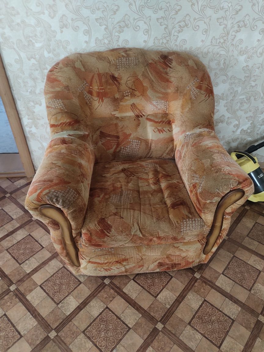 Продам диван,25000т. торг.