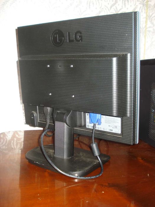 Monitor LCD marca LG Flatron L1718S 1280x1024 + cabluri