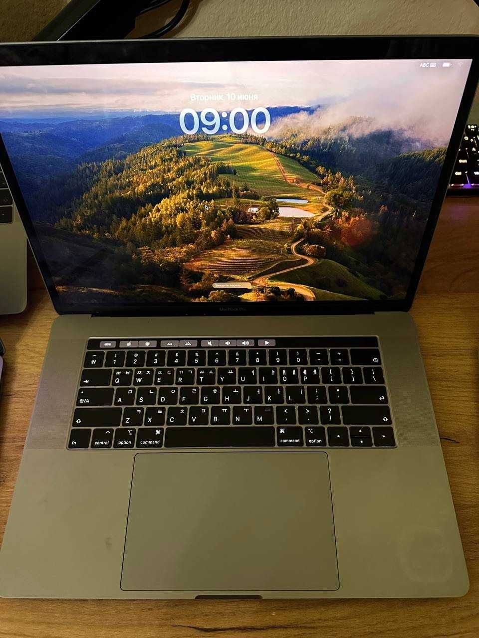 Macbook Prolar  sotiladi