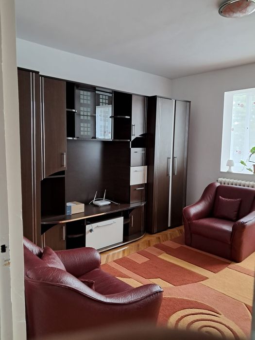 Dau în chirie apartament cu doua camere decomandate, în Dâmbu Pietros