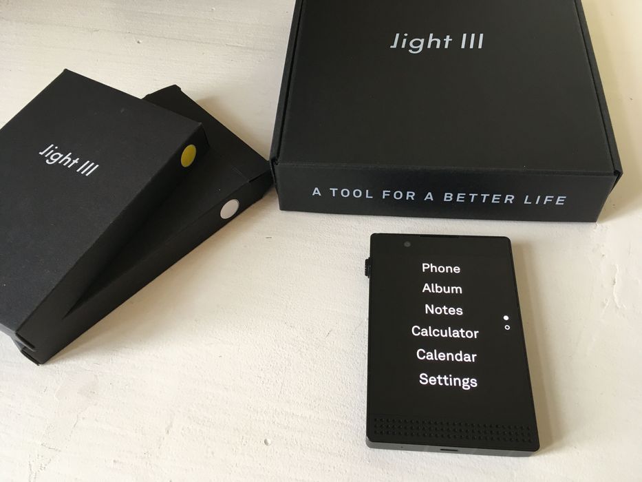 LightPhone III + Carcasa Galben, alb
