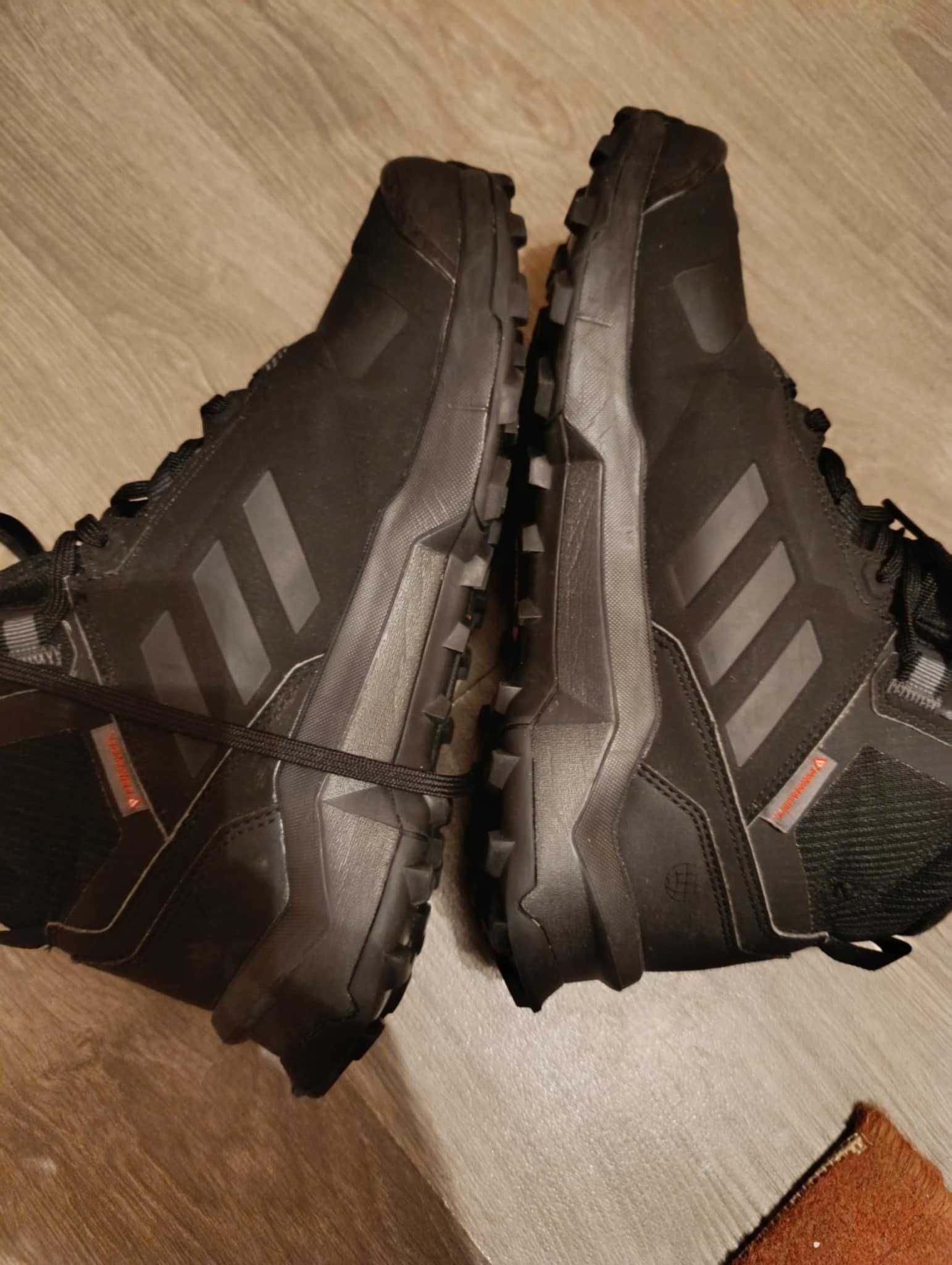 Продавам обувки adidas terrex оригинални