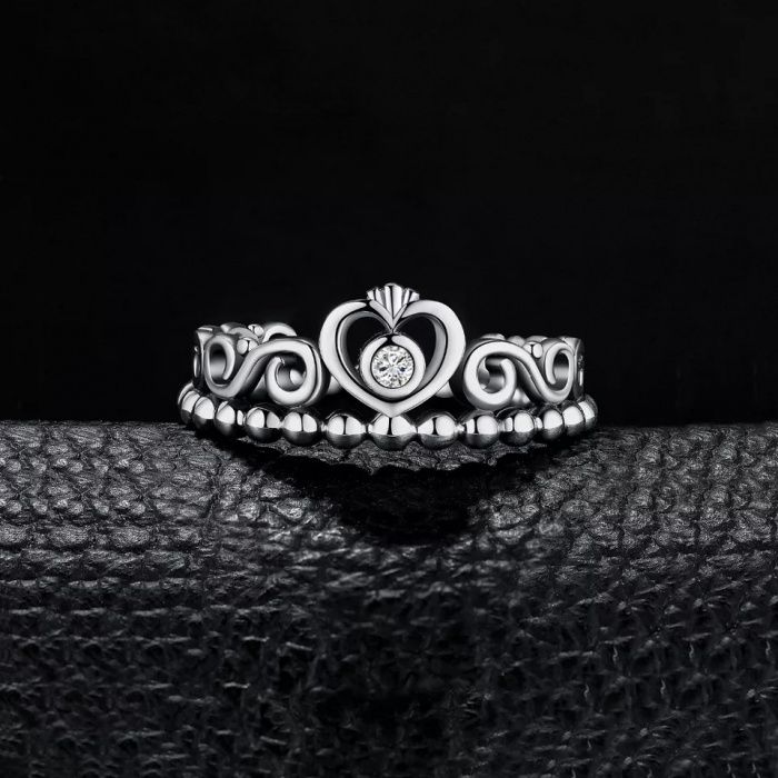 Продаётся новое кольцо из серебра 925 пробы