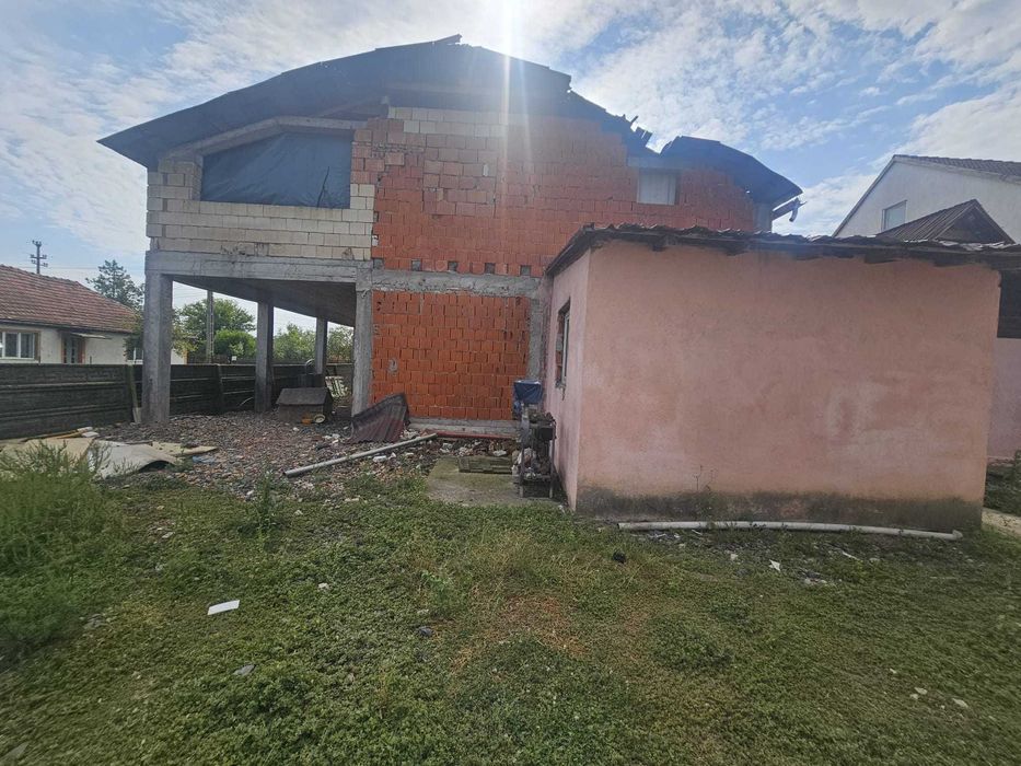 Teren 14 ari + Casa la rosu + casa batraneasca