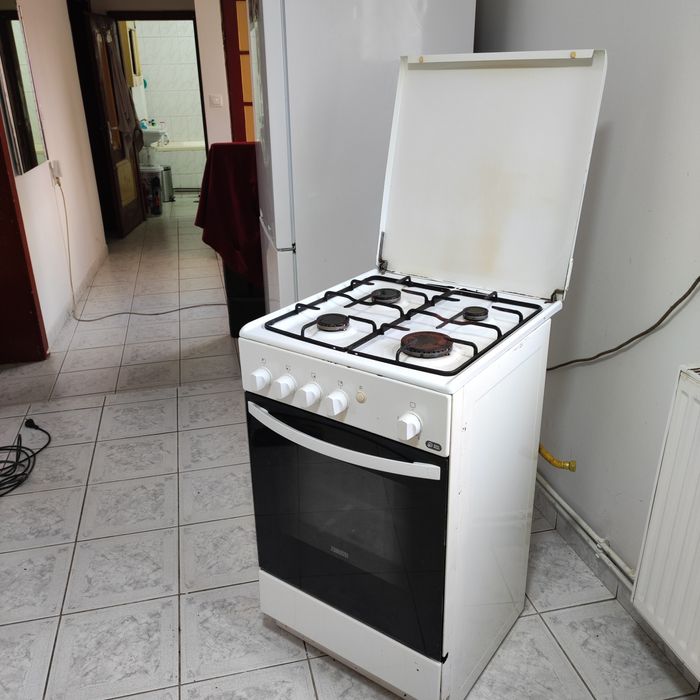 Aragaz Zanussi cu 4 ochiuri și cuptor pe gaz