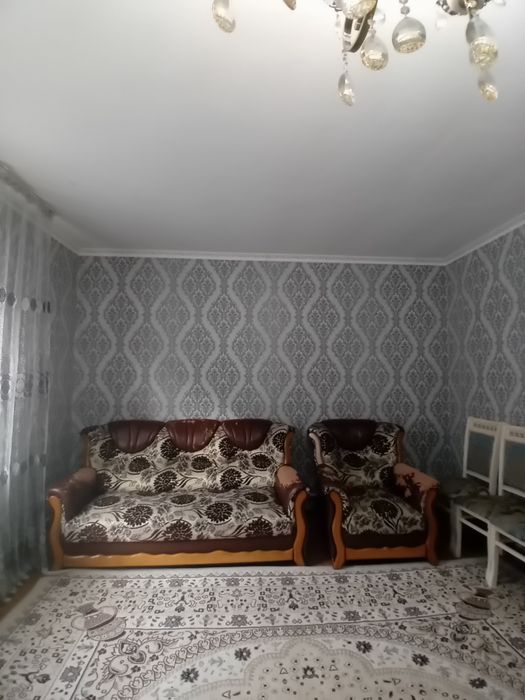 Продаёт диван и 2 кресла вместе