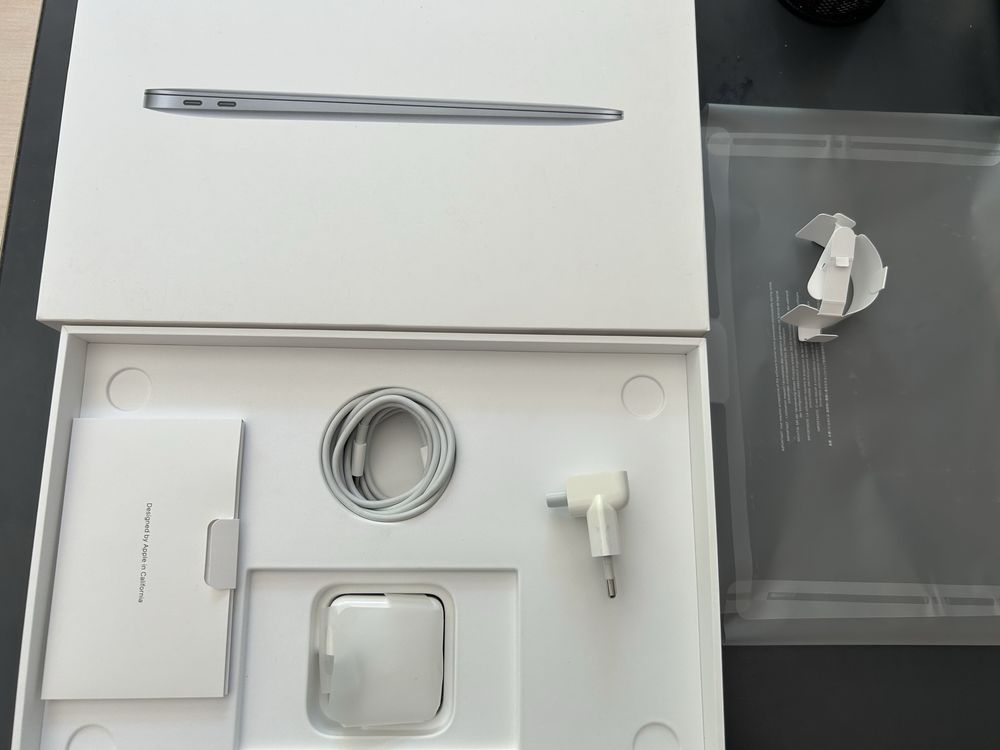 Продавам Apple MacBook Air (M1, 2020) 256/8GB