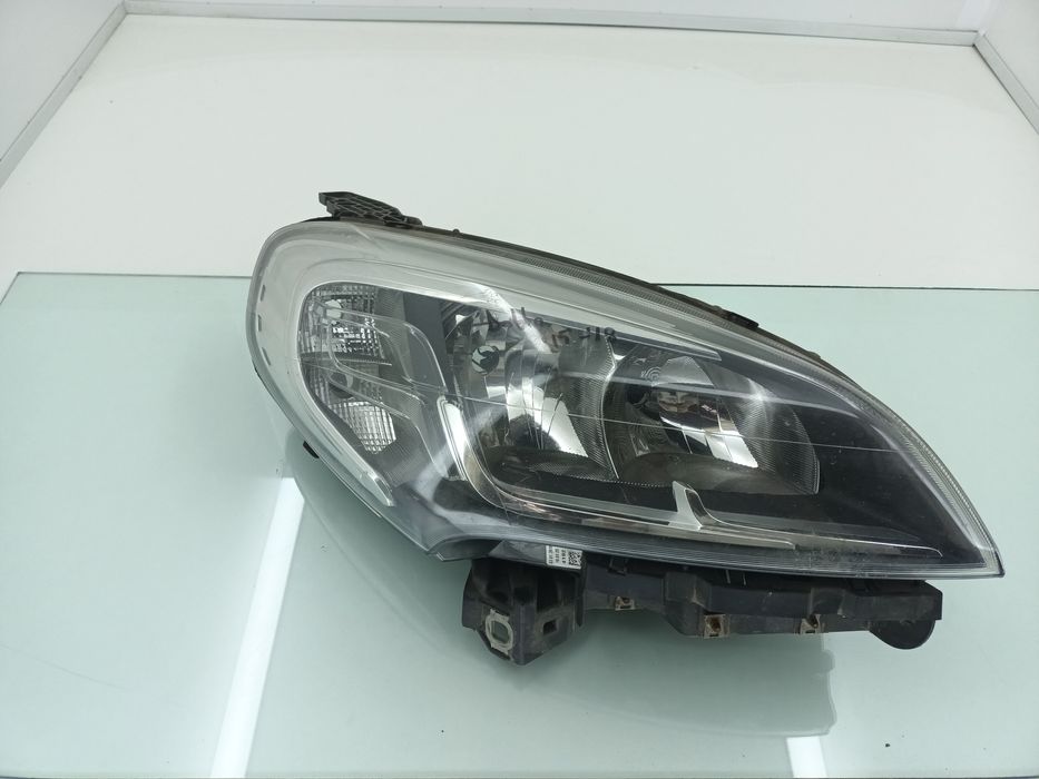 Dezmembrez Far dreapta de pe Fiat DOBLO 2015-2018