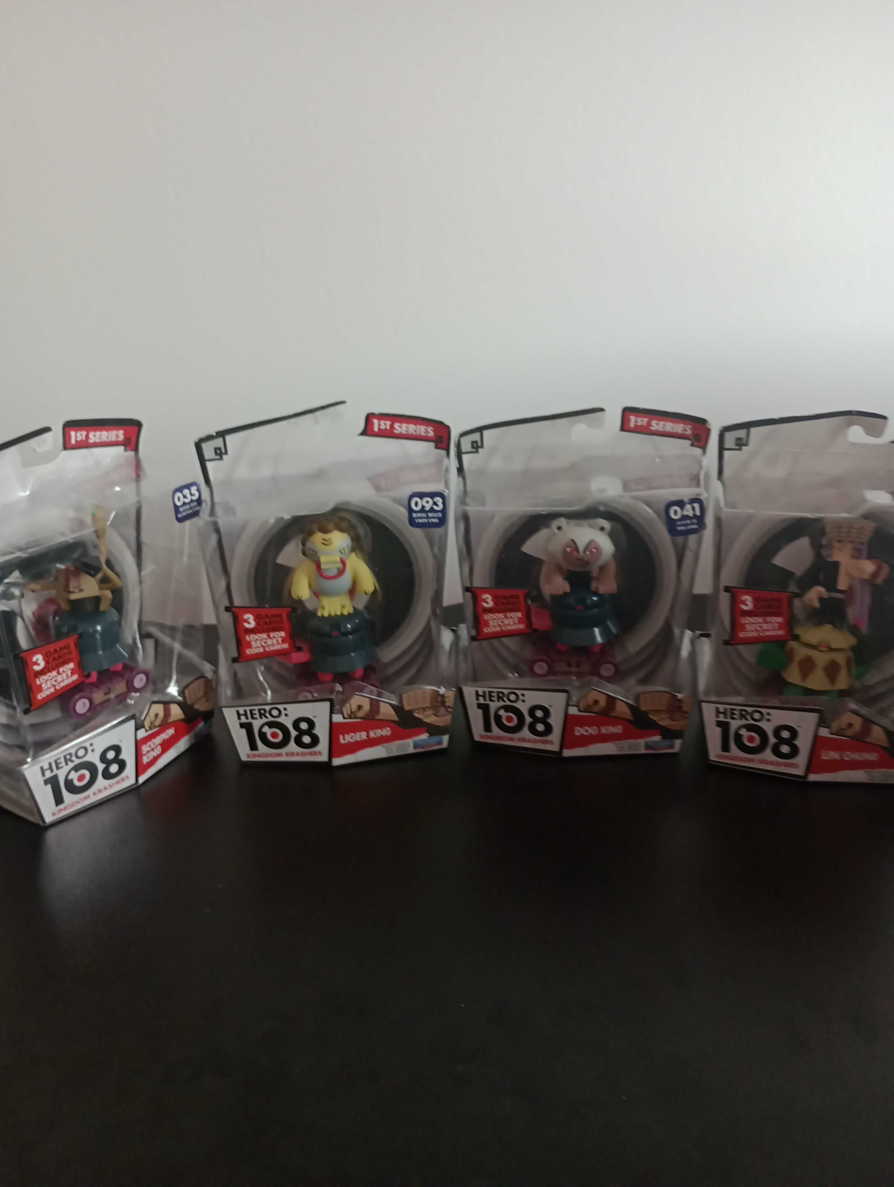 Vand lot cu  4 figurine Hero 108