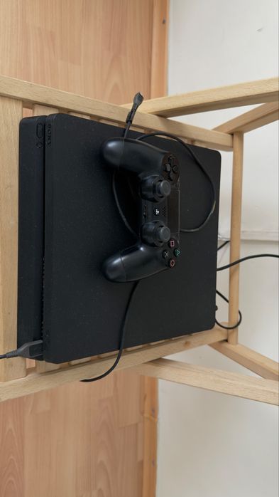 Play station 4.       3 manete