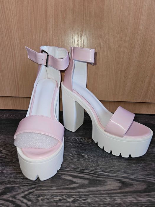 Розови сандали на висок ток