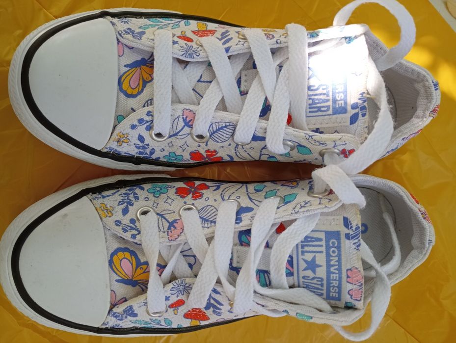 Teniși fete Converse,stare foarte bună, mărime 3 2 ,albi cu imprimeu