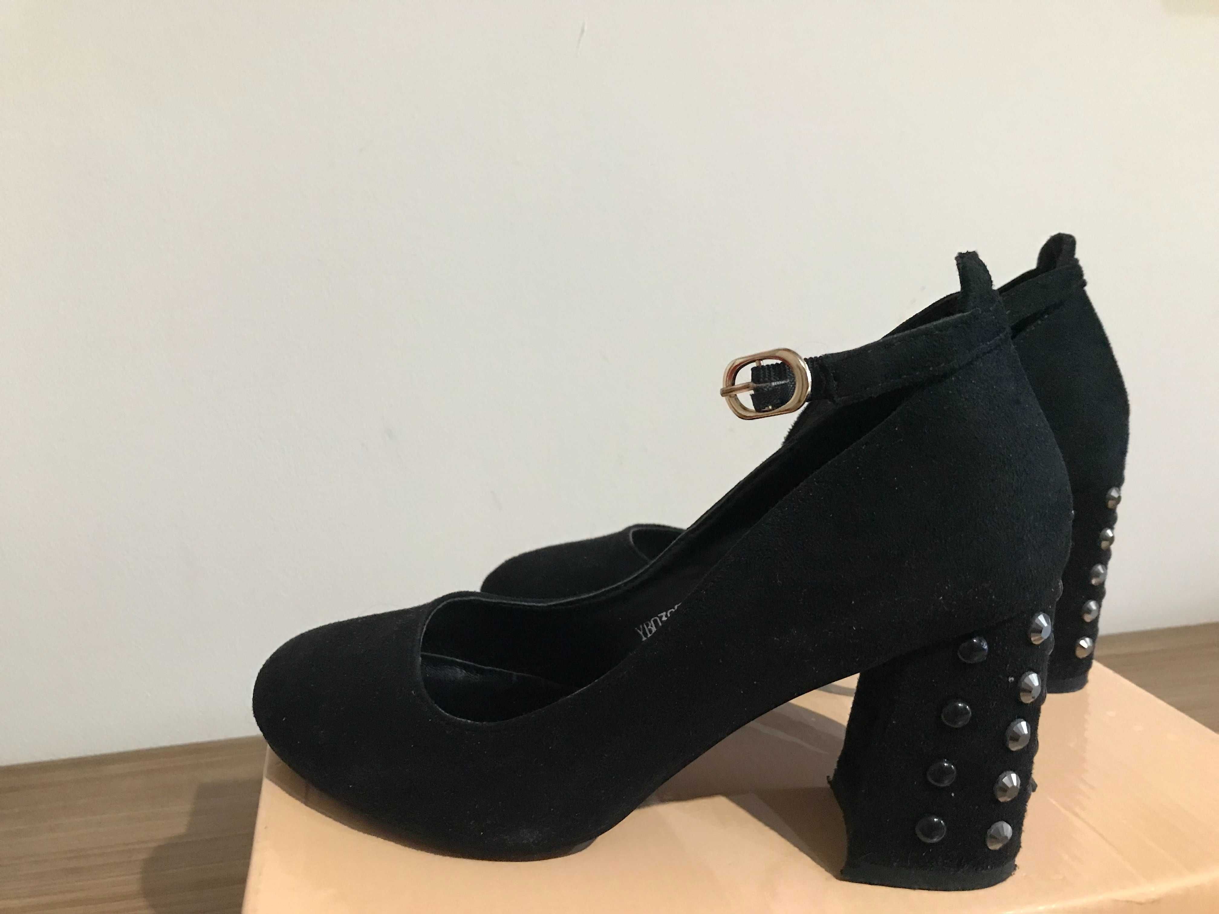 Официални черни обувки с ток