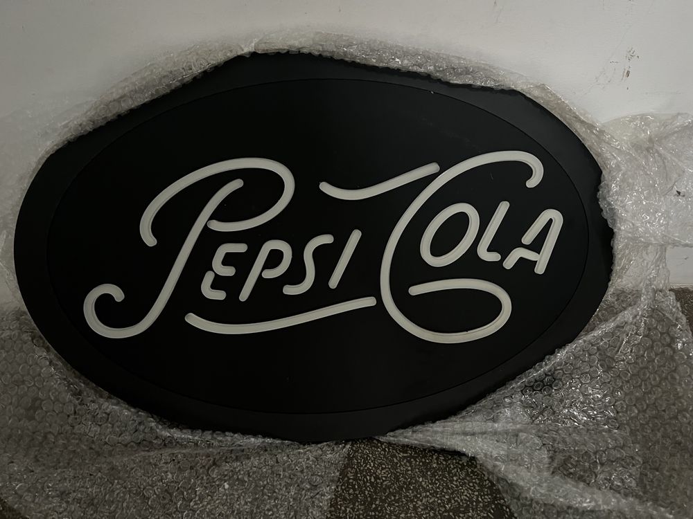 Reclamă luminoasă Pepsi-Cola  cu scrisul pe o singură parte .