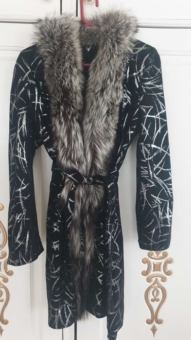 Стилно кожено палто с яка от лисица