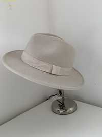 Екстравагантна шапка H&M