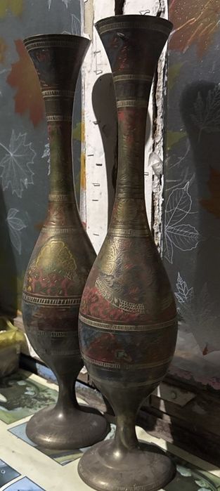 Продаю две вазы.