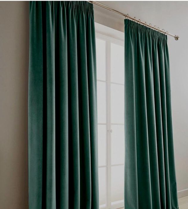 Se vinde draperii verde închis din catifea