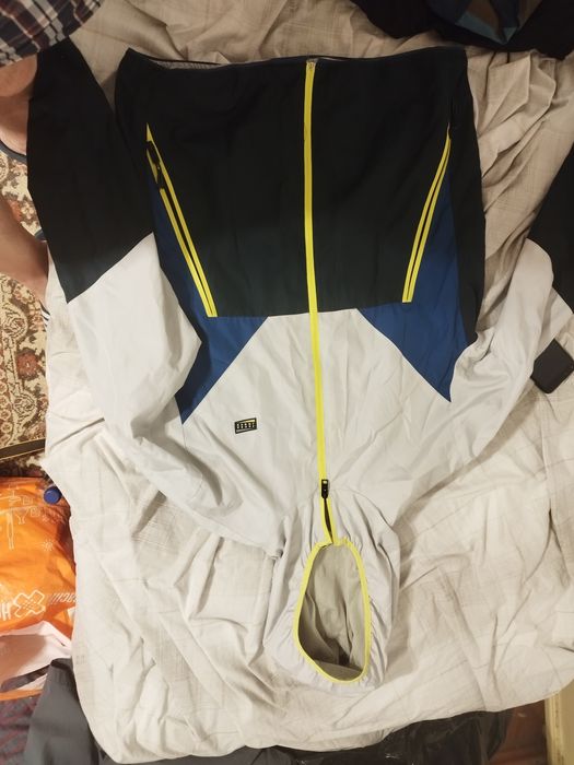 Vând pantaloni geci material impermeabil