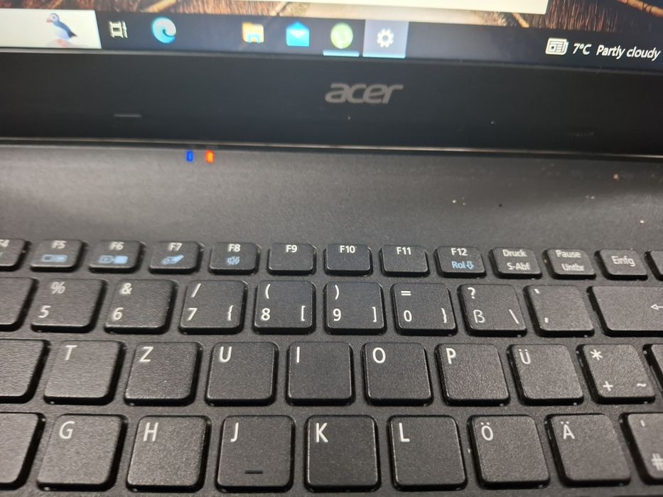 Laptop Acer și MacBook