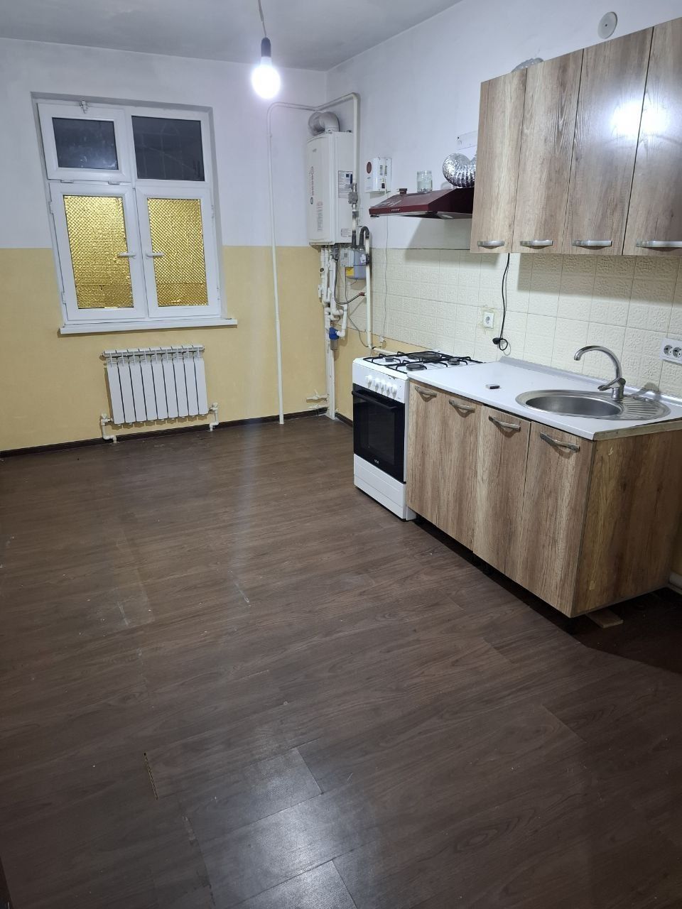 Ижарага уй берилади  келес  раддом  куча  4 хона 300& ойла боллар кизл