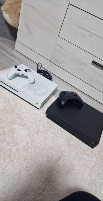 Console Xbox One S 1TB Alb si Xbox One X 1TB Negru + Controllere