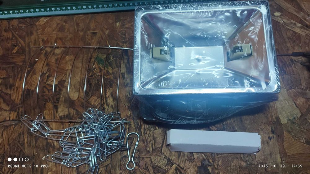 Lampă de încălzire cu lumină roșie pentru pui