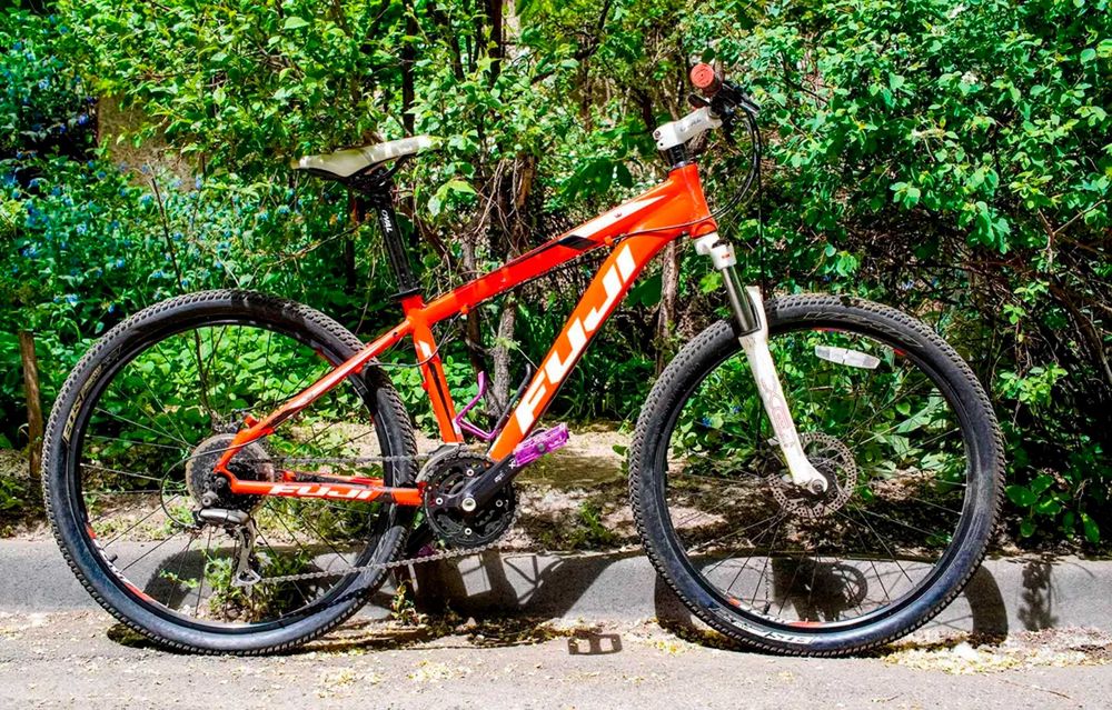 Продам горный велосипед FUJI NEVADA 1.7 Red 15".  Подростковый.