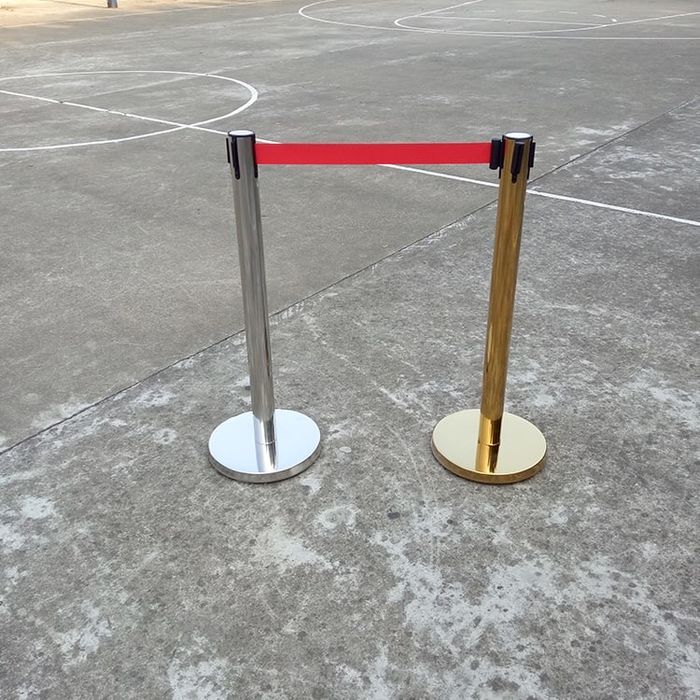 Арканные ленточные стойки ограждения, флагштоки.