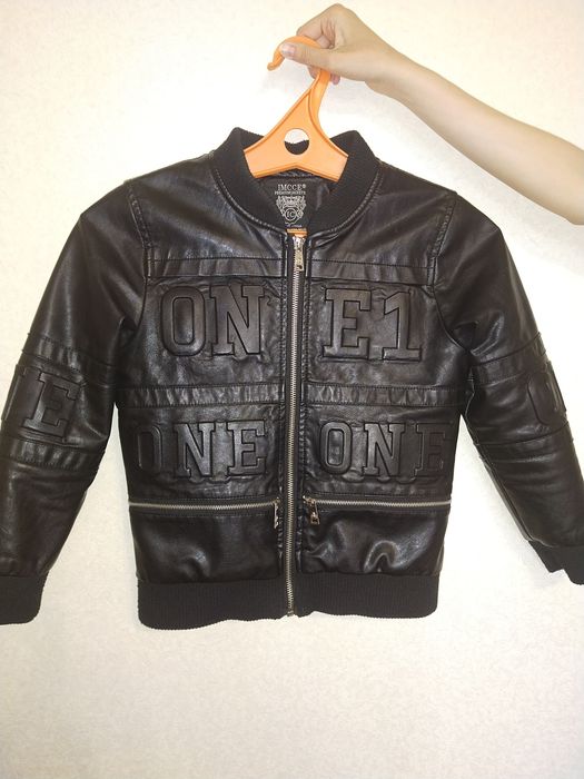 Продам весенние- осеннюю куртку на мальчика.