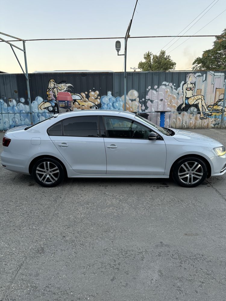 Volkswagen Jetta 2.0 TDI 110 CP | Euro 6 | Cutie Manuală |