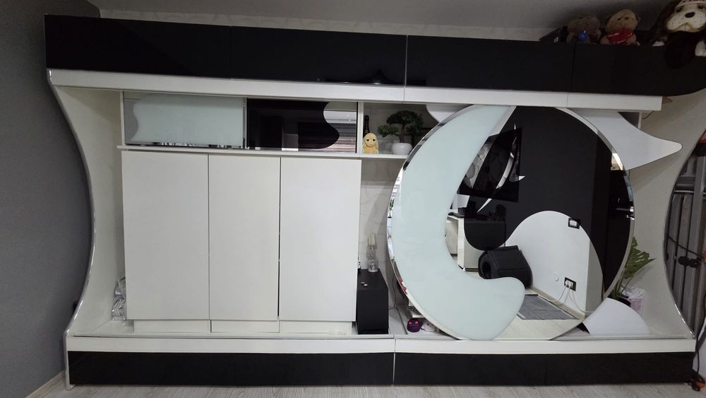 Comoda moderna de sufragerie cu usa glisanta rotativa