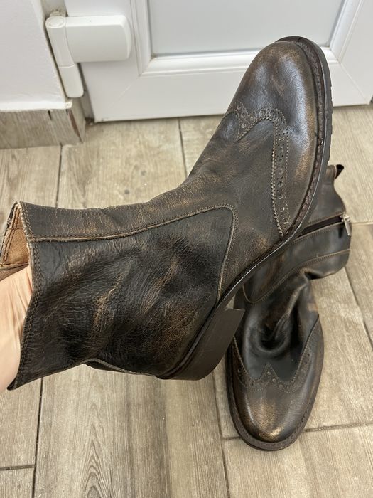 Vând ghete de piele maro.