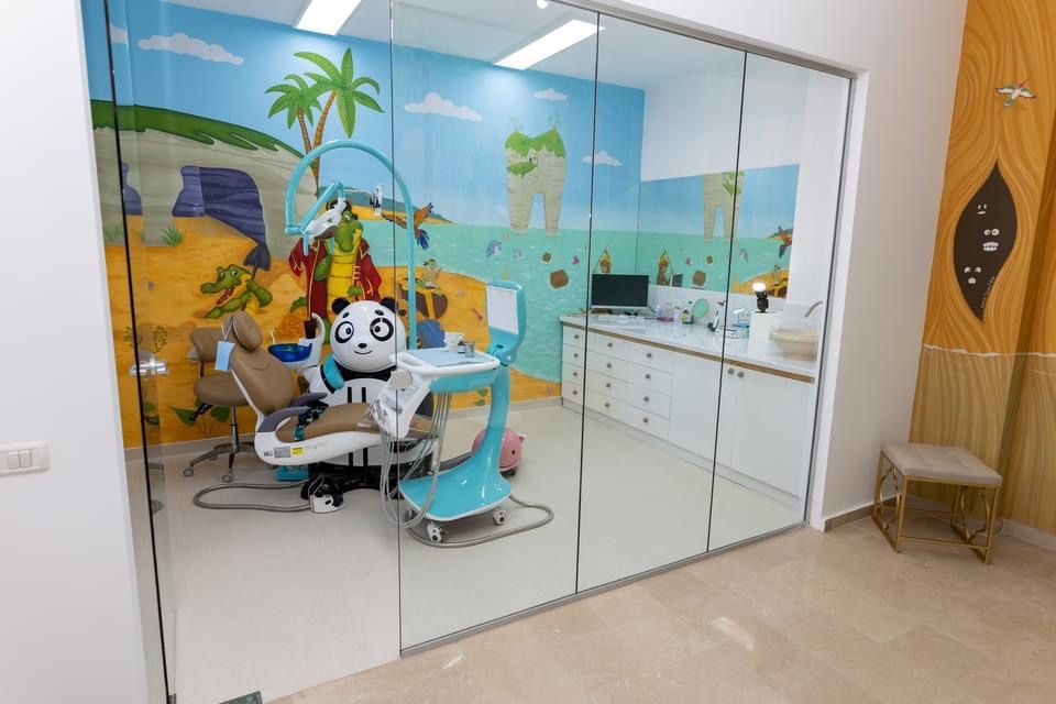 Pictura pe perete, camera copii, loc de joaca, clinica pictata, spatii