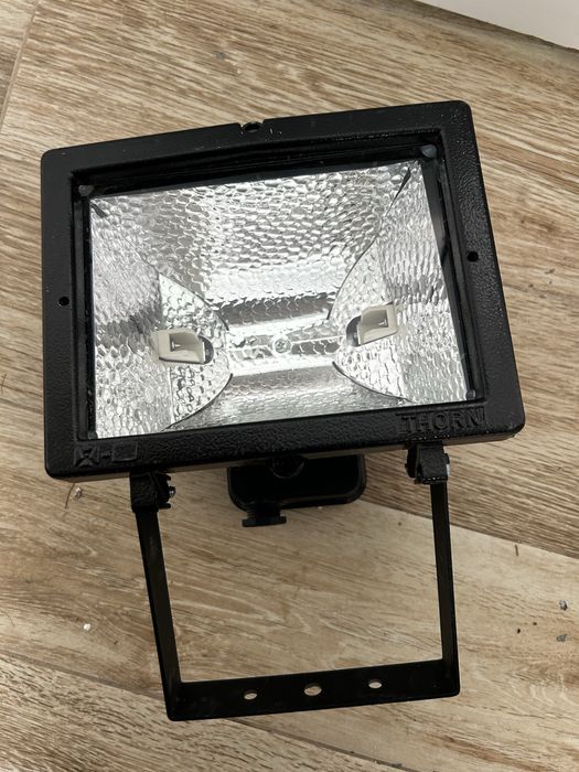 Халогенни прожектори лампи