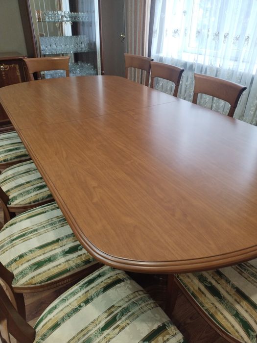 Гостиный стол и стулья