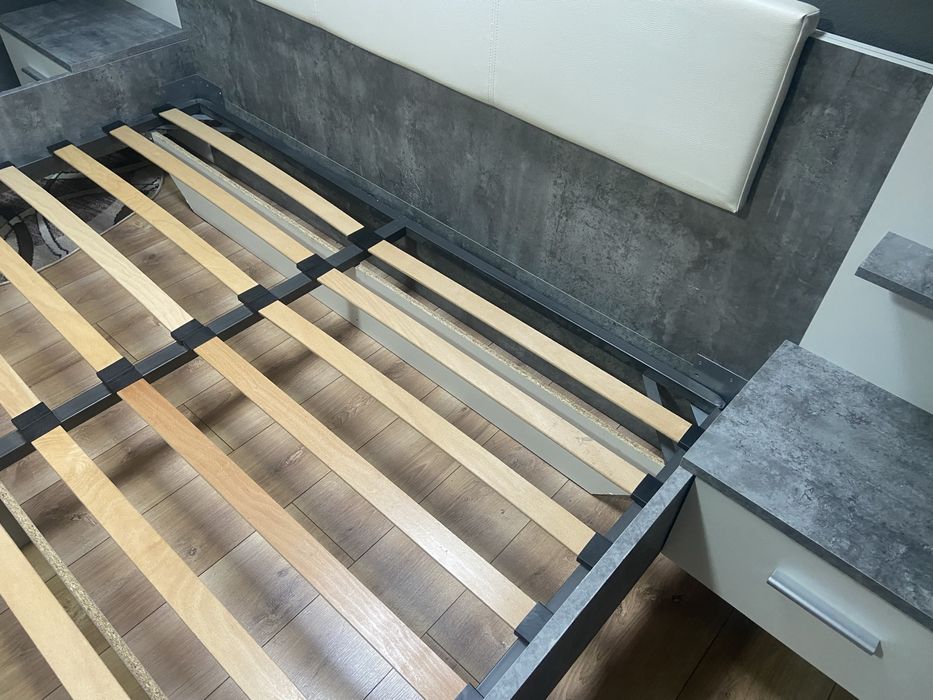 Pat dormitor 180x200 cu saleea si noptiere