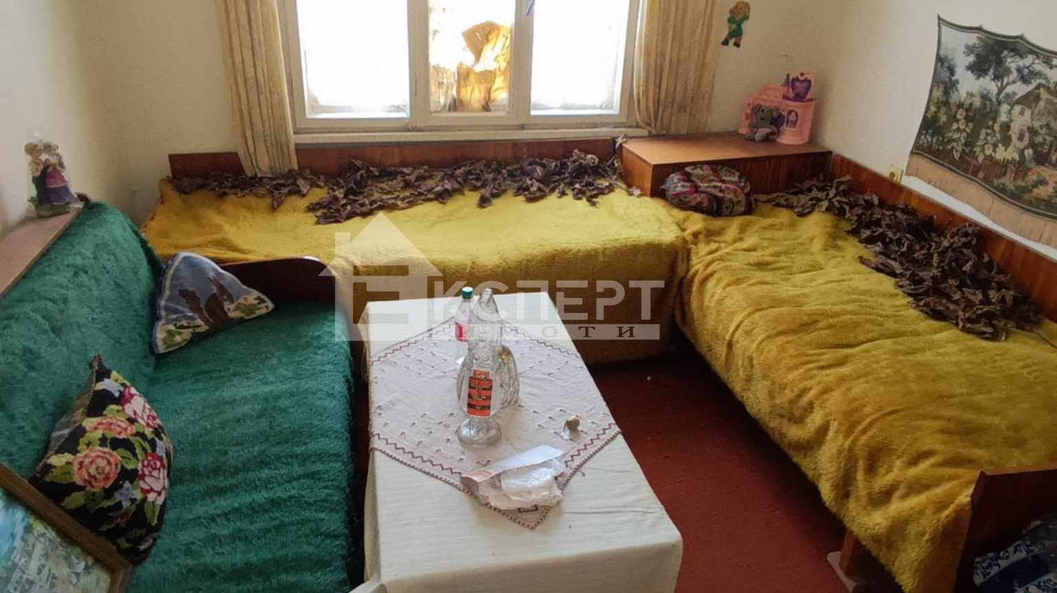 Двуетажна къща с каменен зид в живописното село Бачково