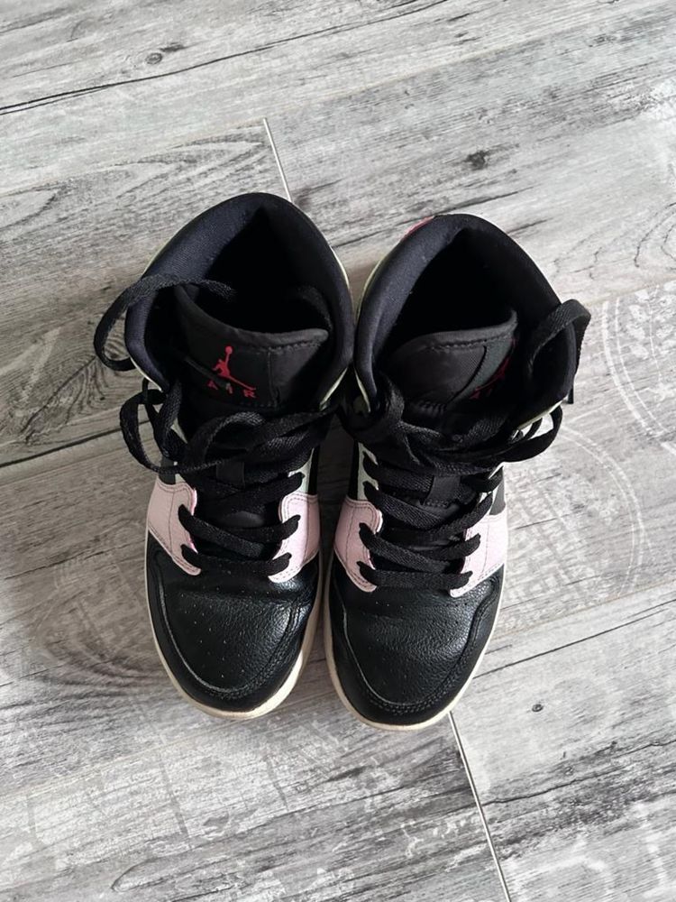 Adidași Nike Air Jordan 1 Mid SE cu talpa fosforescentă