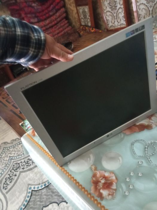 Продаётся мониторы 17 диагональний квадратный