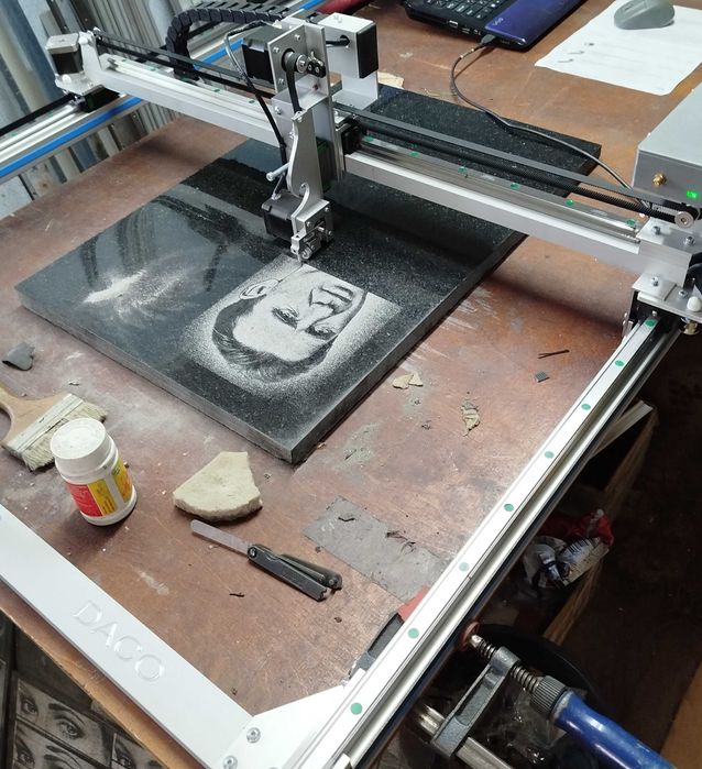 Машина за гравиране на гранит от производителя. С доставка и обучение.