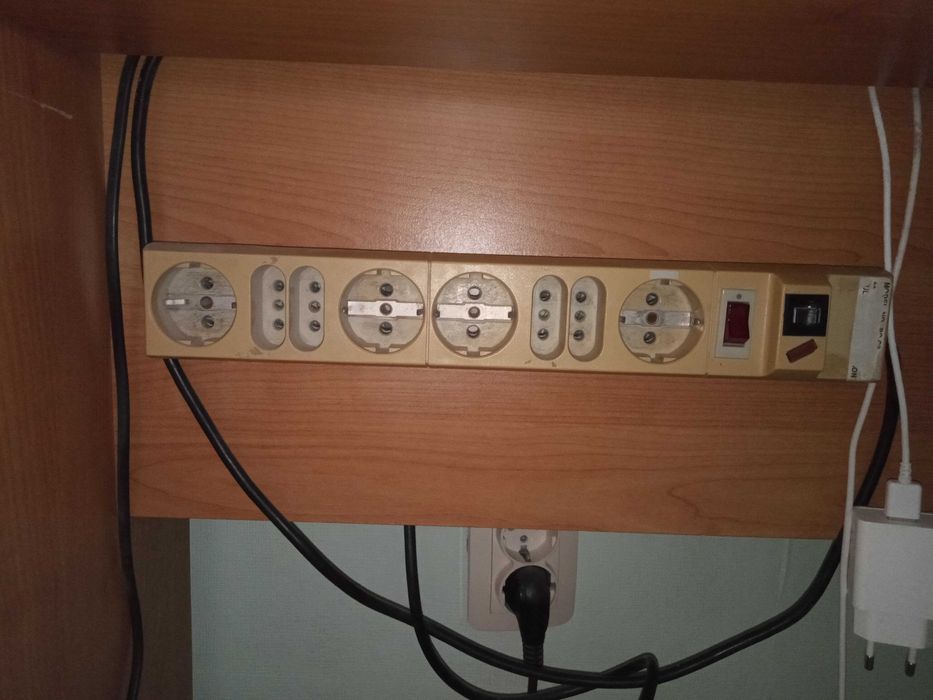 удлинитель с сетевым фильтром на 8 подключений, 1800 ватт.