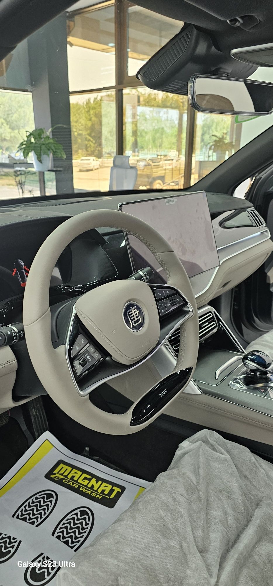 BYD Tang qora , natariusga tayyor