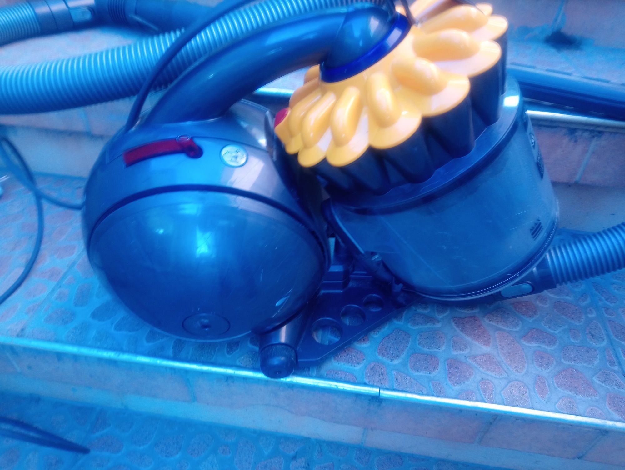 Прахосмукачка Dyson BALL  DC33 PRO
