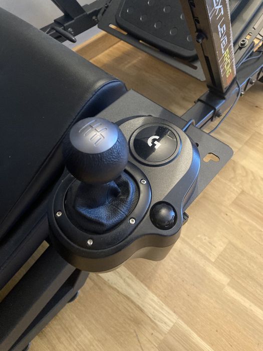 Next Level Racing F-GT + Logitech G29 (mod volan si schimbator)