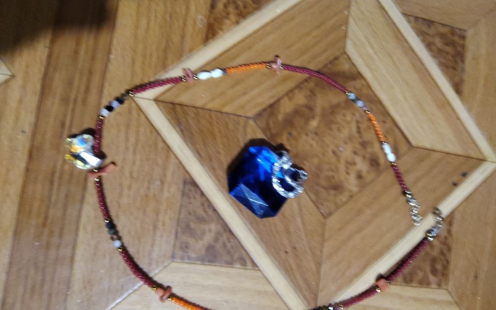 Продавам часовник и чокър със три висулки часовниче, лилаво камъче.