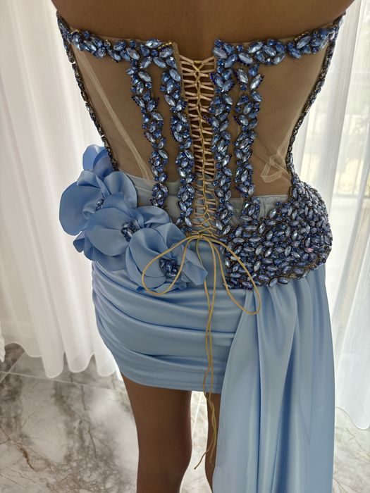 Rochița albastră cu aplicații de flori 3D