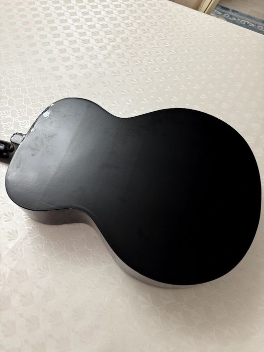 Гитара б/у в хорошем состоянии в комплекте каподастр и струны