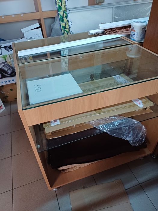 Vitrine și corpuri cu rafturi
