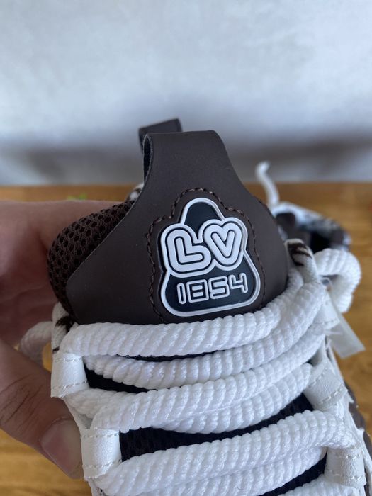 LV Skate black and white
